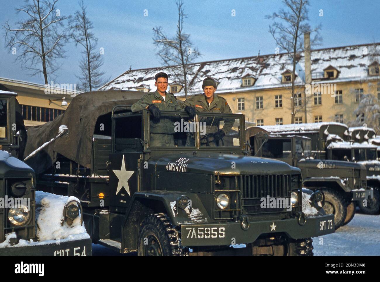 MITTE der 1950er Jahre stationierte US-Armee-Soldaten in Deutschland – zwei Mitglieder der 160. Signalgruppe sind auf einem Militärfahrzeug im Winterschnee abgebildet. Ab 1955 war die 160ste Signal Group in der Nachkriegszeit unter der 7. US-Armee deutschlandweit in der Panzerkaserne (PK) in Böblingen (Böblingen) bei Stuttgart tätig. Das Hauptquartier der 7. US-Armee befand sich in der Nähe der Patch Barracks. Stockfoto