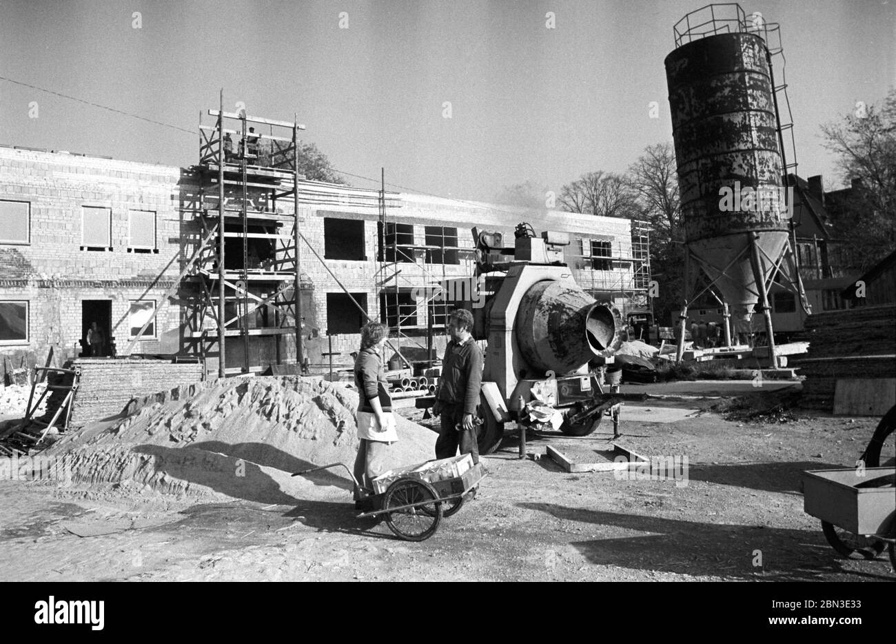 30. November 1984, Sachsen, Torgau: Mitte der 1980er Jahre wurde im ländlichen Raum bei Torgau eine neue Schule im Backsteinbau errichtet. Das genaue Datum der Aufnahme ist nicht bekannt. Foto: Volkmar Heinz/dpa-Zentralbild/ZB Stockfoto