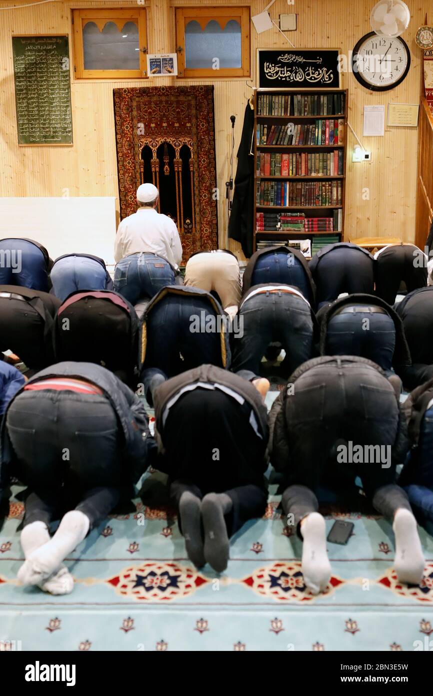 Das Zentrum Islamique de Geneve (Islamisches Zentrum von Genf). Die Muslimbruderschaft. Muslimischer Mann, der gemeinsam in der Moschee betet. Genf. Schweiz Stockfoto