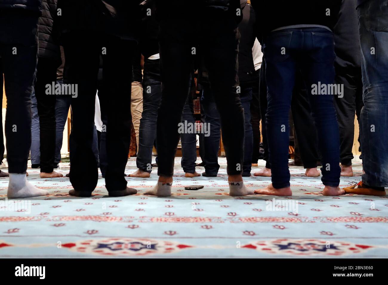 Das Zentrum Islamique de Geneve (Islamisches Zentrum von Genf). Die Muslimbruderschaft. Muslimischer Mann, der gemeinsam in der Moschee betet. Genf. Schweiz Stockfoto