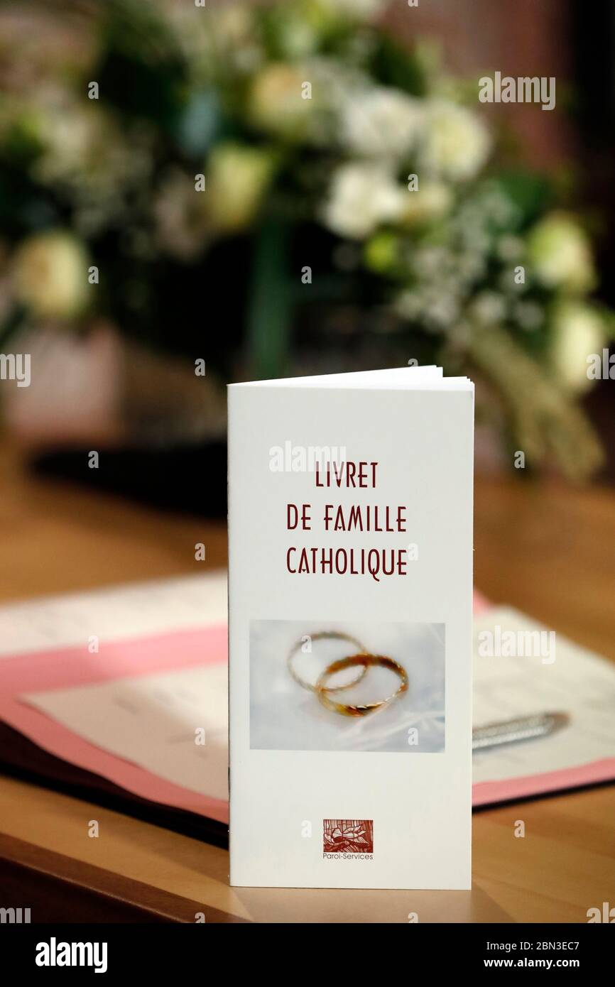 Mariage à l'église. Livret de famille catholique. Frankreich. Stockfoto