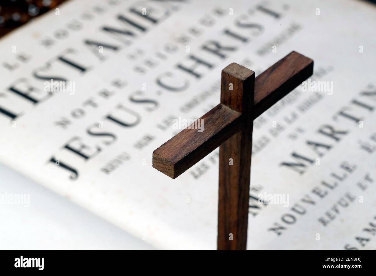 Alte Bibel auf französisch. 18. Jahrhundert. NewTestament. Christliches Kreuz. Frankreich. Stockfoto