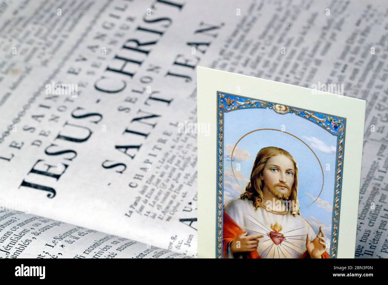 Alte Bibel auf französisch. 18. Jahrhundert. NewTestament. Das Evangelium nach Johannes. Heiliges Bild mit Jesus. Frankreich. Stockfoto