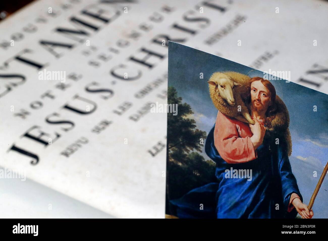 Alte Bibel auf französisch. 18. Jahrhundert. NewTestament. Heiliges Bild mit Jesus. Frankreich. Stockfoto