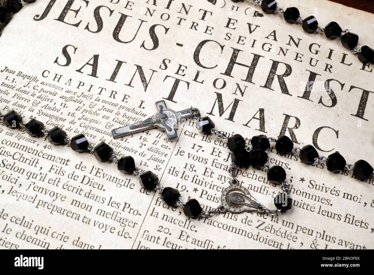 Alte Bibel auf französisch. 18. Jahrhundert. NewTestament. Das Evangelium nach Markus. Rosenkranz Perlen. Frankreich. Stockfoto