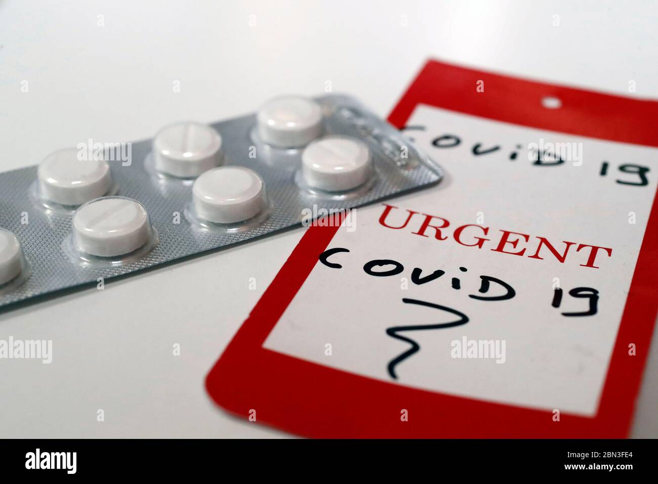Coronavirus (COVID-19)-Epidemie. Dringende Covid 19 Aufkleber und Tabletten. Stockfoto