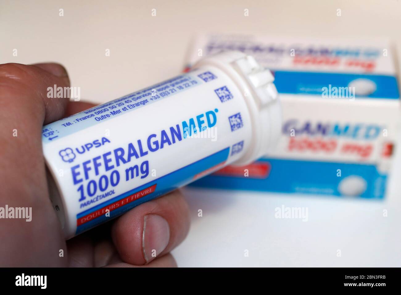 Coronavirus (COVID-19)-Epidemie. Paracetamol ist ein Medikament, das zur Behandlung von Schmerzen und Fieber verwendet wird. Stockfoto