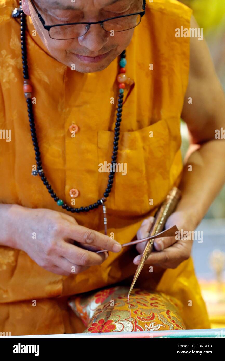 Tibetisch-buddhistisches Sandmandala. Bodhisattva Vajrasattva. Tibetischer Mönch, der am Sandmandala arbeitet. Frankreich. Stockfoto