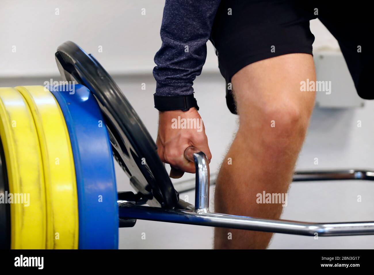 Mann Gewichte in der Turnhalle. Frankreich. Stockfoto