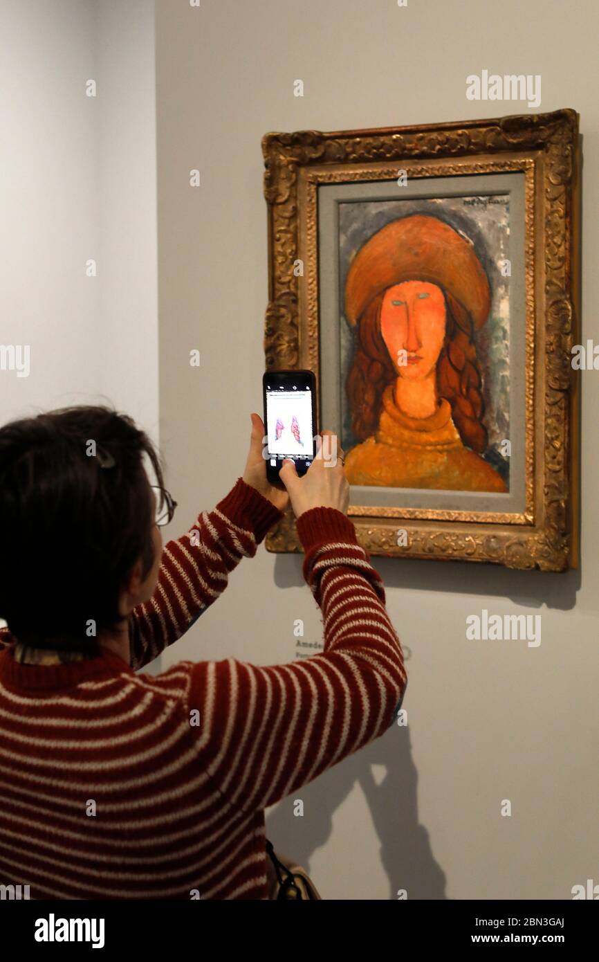 Orangerie Museum, Paris, Frankreich. Besucher, die ein Handy-Bild eines Gemäldes machen. Stockfoto