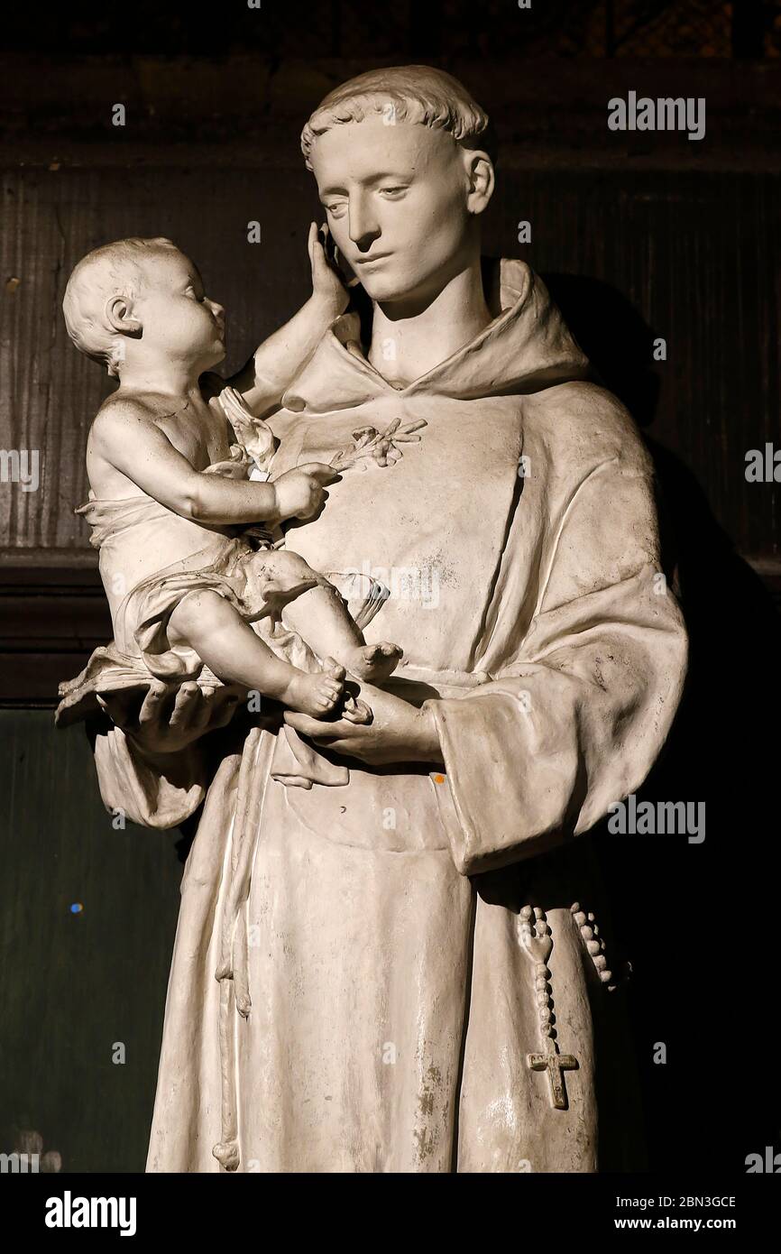 Statue des Heiligen Antonius von Padova in der Kirche von St Sulpice, Paris, Frankreich. Stockfoto