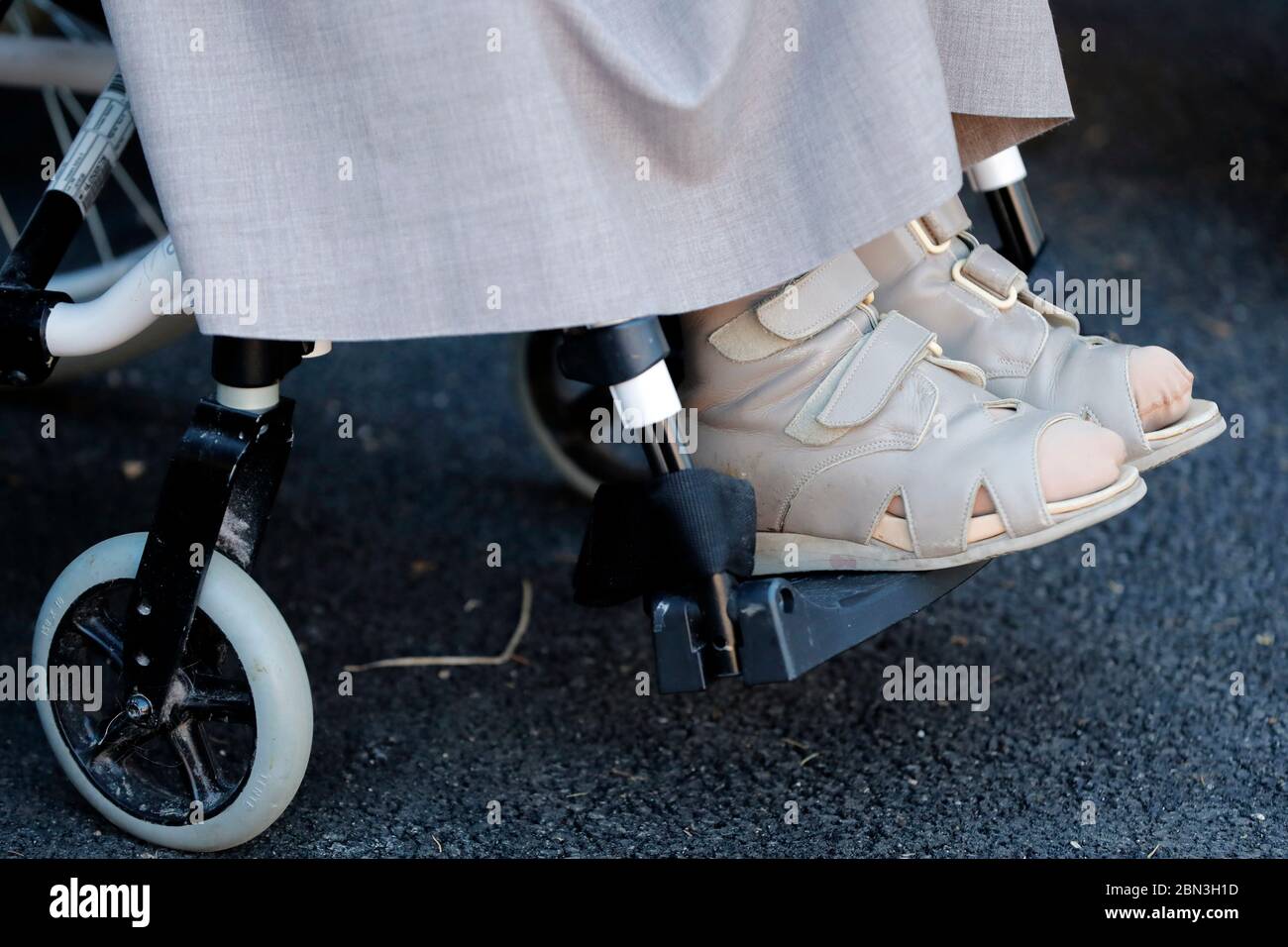 Nonne in einem Rollstuhl. Frankreich. Stockfoto