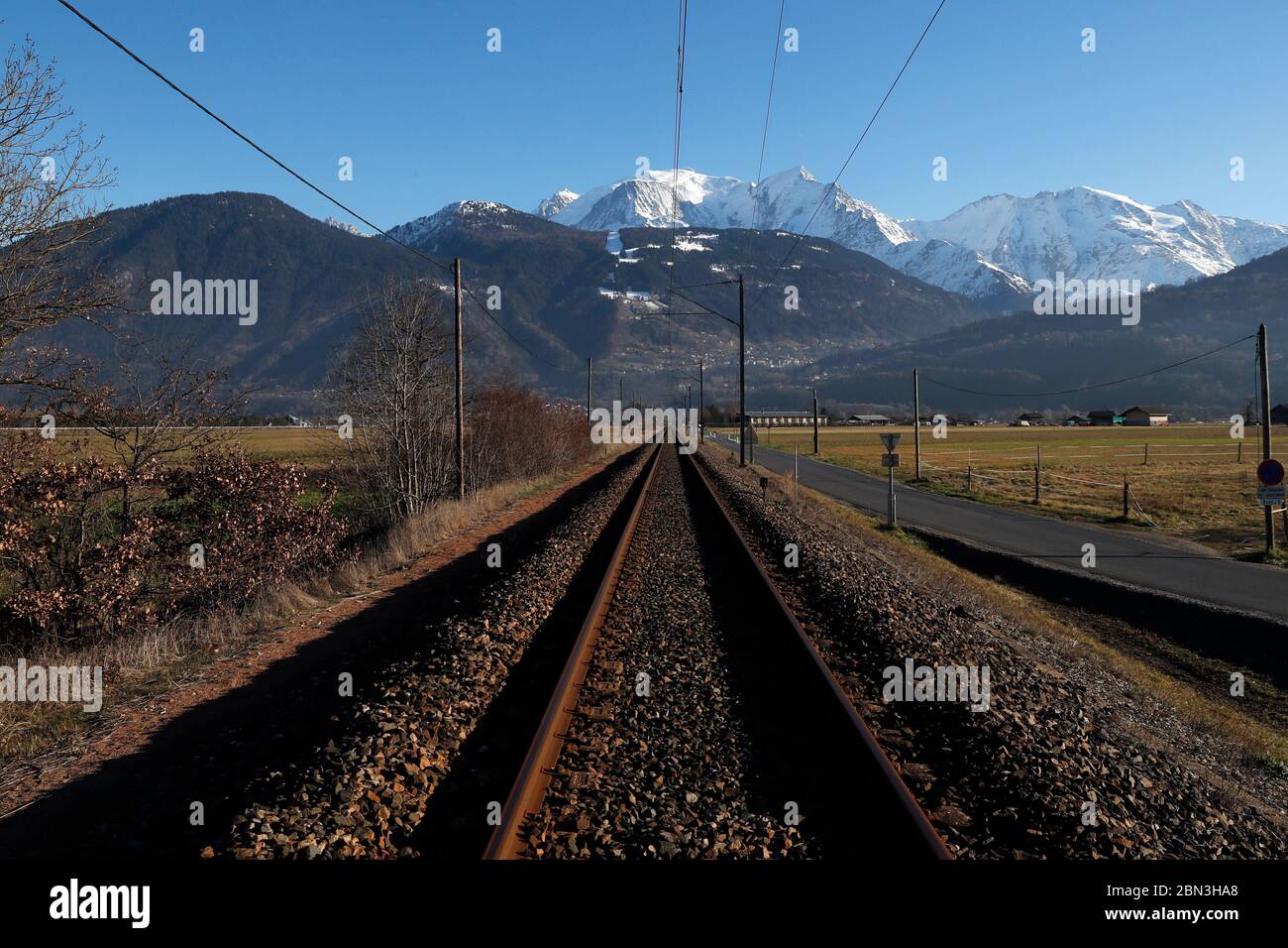 Französische Alpen. MontBlancMassiv. Eisenbahnstrecke. Frankreich