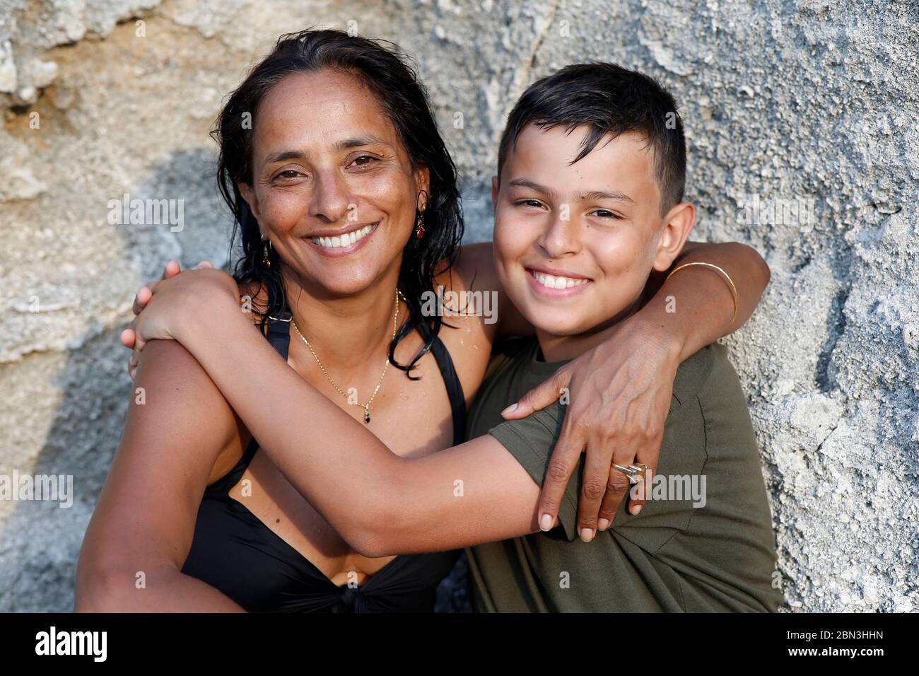 Lächelnde Mutter und Sohn im Urlaub in Salento, Italien. Stockfoto Lächelnde Mutter und Sohn im Urlaub in Salento, Italien. Stockfoto
