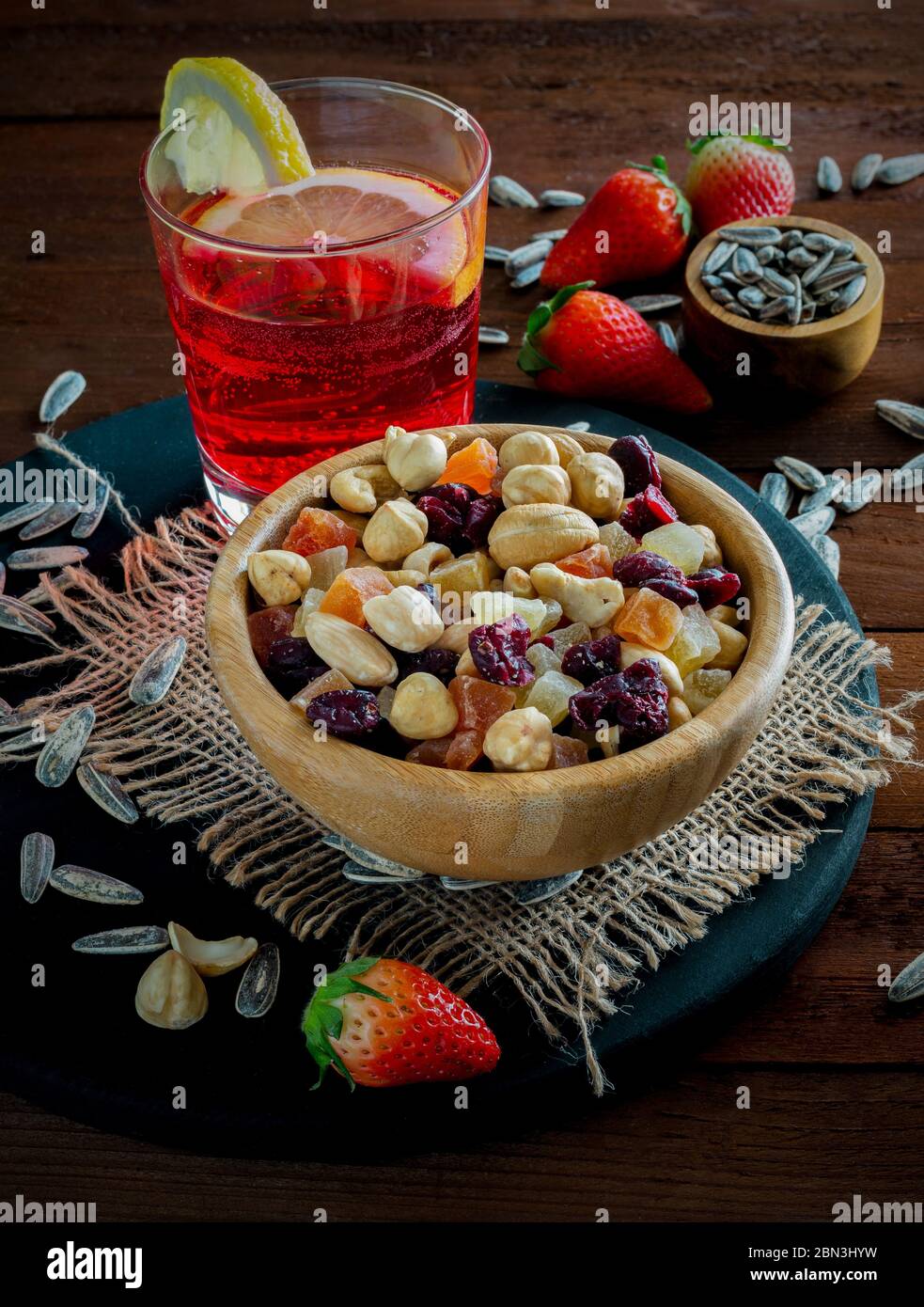 Cocktail aus rotem Bitter und Zitrone mit getrockneten Früchten und dehydrierten Snack Stockfoto