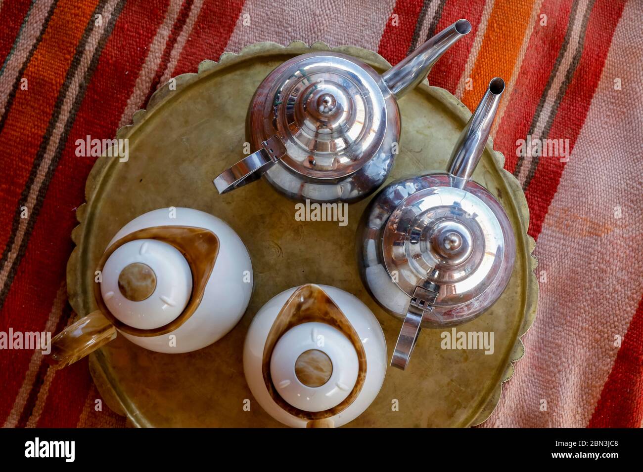 Teekannen in der marokkanischen Wüste. Stockfoto