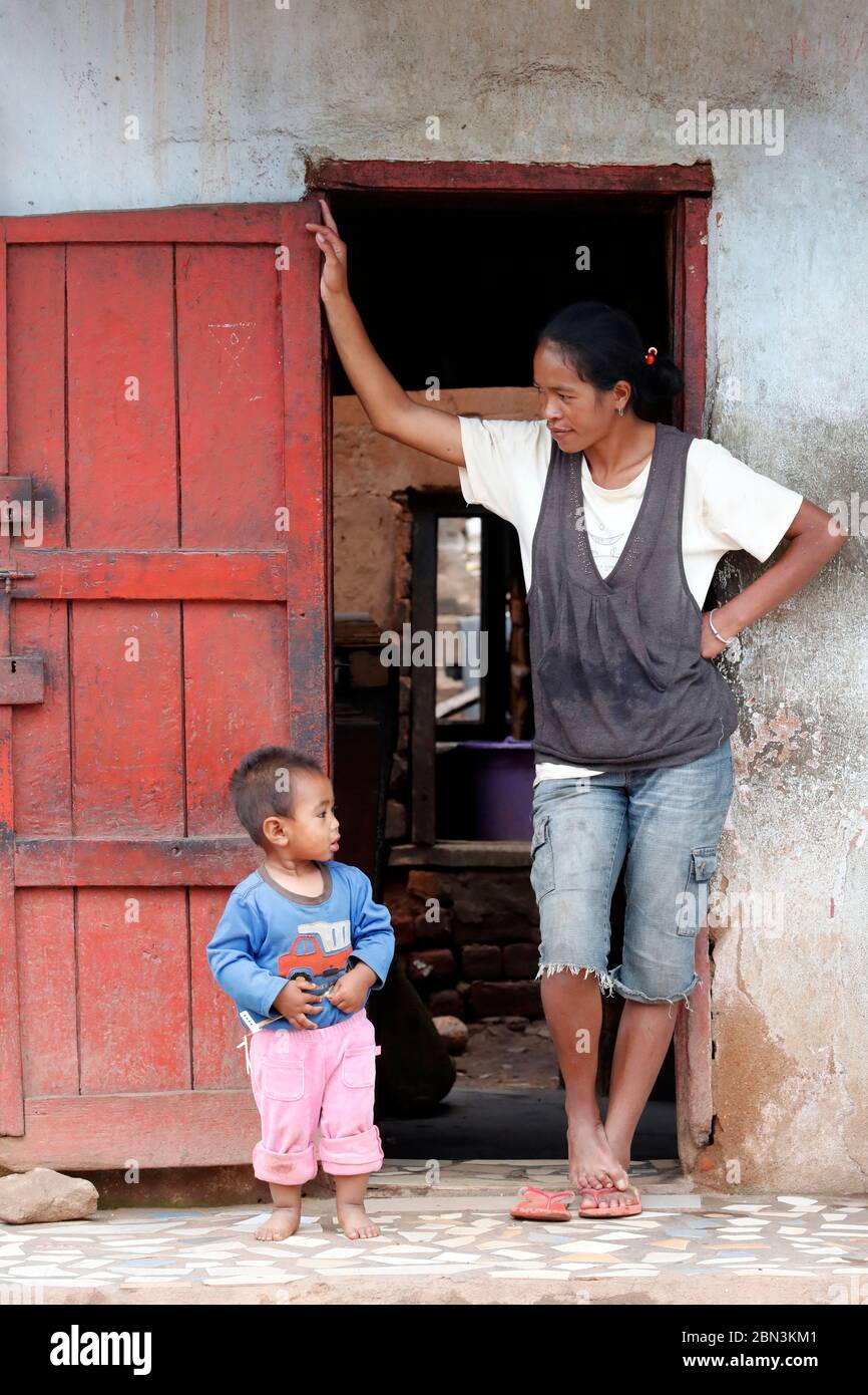 Mutter und Sohn. Madagaskar. Stockfoto