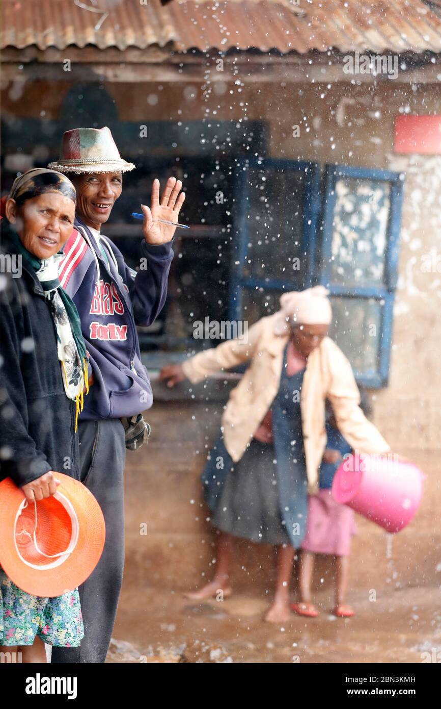 Afrikanisches Dorf. Familie in starkem Regen. Madagaskar. Stockfoto