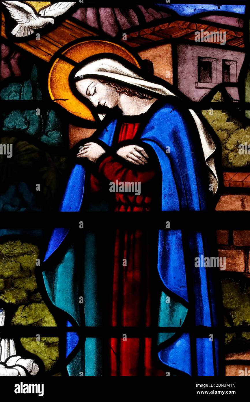 Kathedrale von Antsirabe. Buntglasfenster. Die Verkündigung. Jungfrau Maria und Heiliger Geist. Madagaskar. Stockfoto
