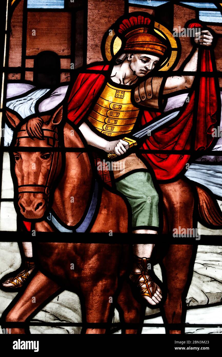 Kathedrale von Antsirabe. Buntglasfenster. Der heilige Martin auf seinem Pferd schneidet seinen Mantel in zwei Teile. Madagaskar. Stockfoto