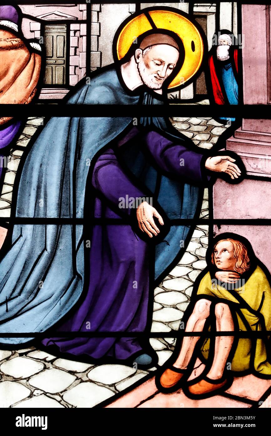 Kathedrale von Antsirabe. Buntglasfenster. Der hl. Vinzenz von Paul war ein französischer katholischer Priester, der sich dem Dienst an den Armen widmete. Madagaskar. Stockfoto