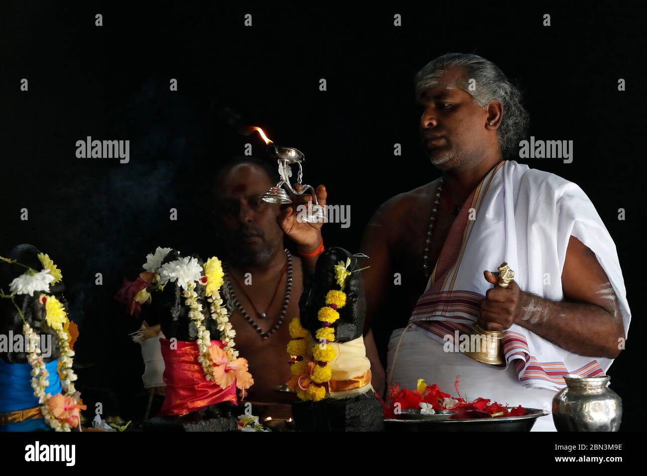 Sri Mahamariamman Hindu Tempel. Hindu-Priester betet zu Gottheiten. Kuala Lumpur. Malaysia. Stockfoto