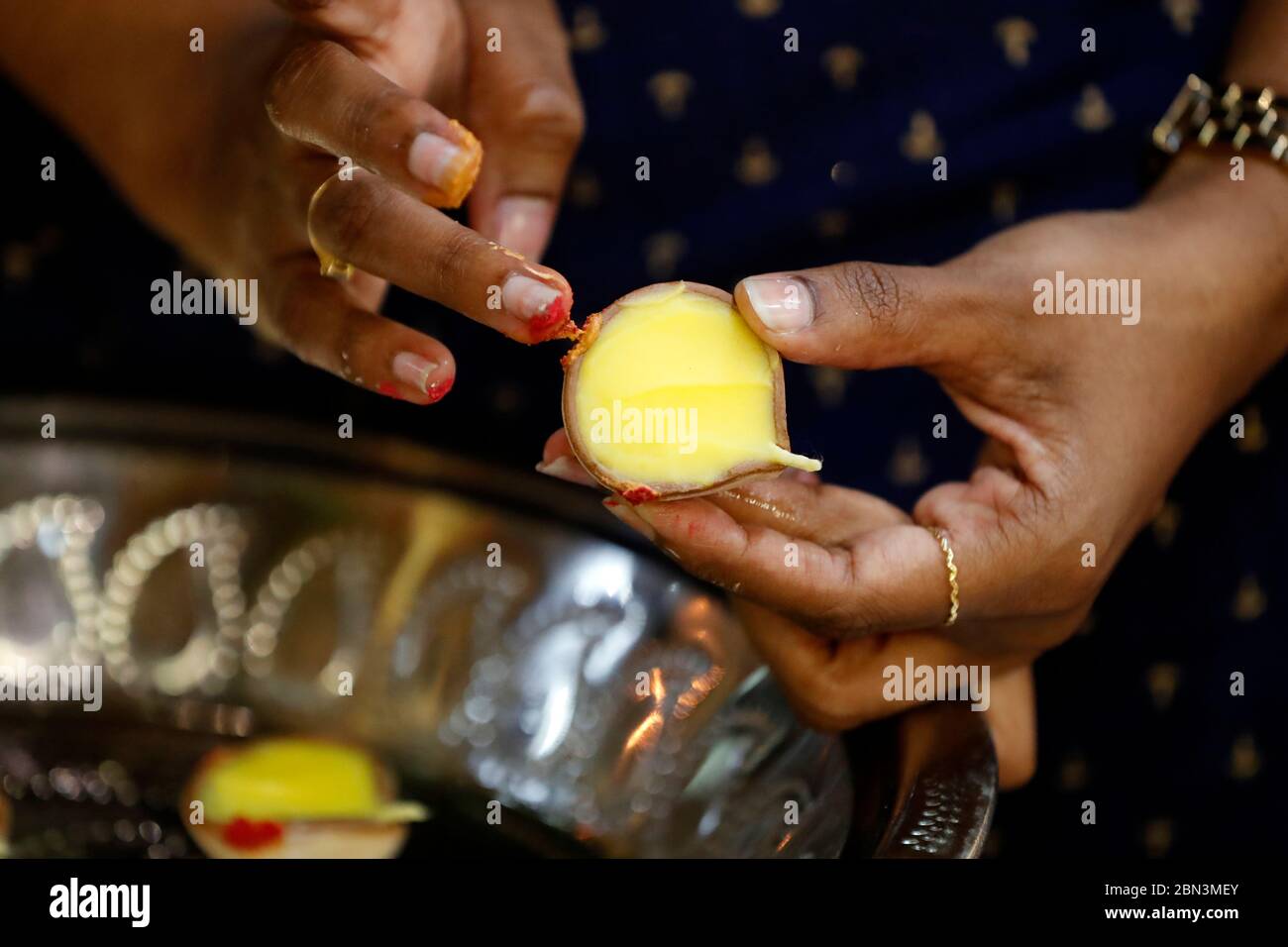 Sri Mahamariamman Hindu Tempel. Frau, die eine Butterlampe für Rituale und Opfergaben an Gottheiten benutzt. Kuala Lumpur. Malaysia. Stockfoto
