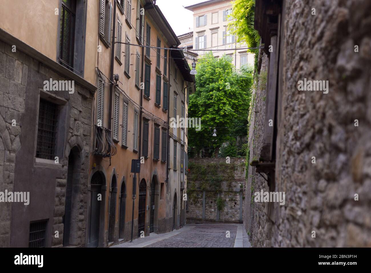 Traditionelle enge italienische Straße und keine Menschen in Bergamo historischen Zentrum, Italien. Mittelalterliche Gebäude. Es gibt niemanden auf der Straße. Stockfoto