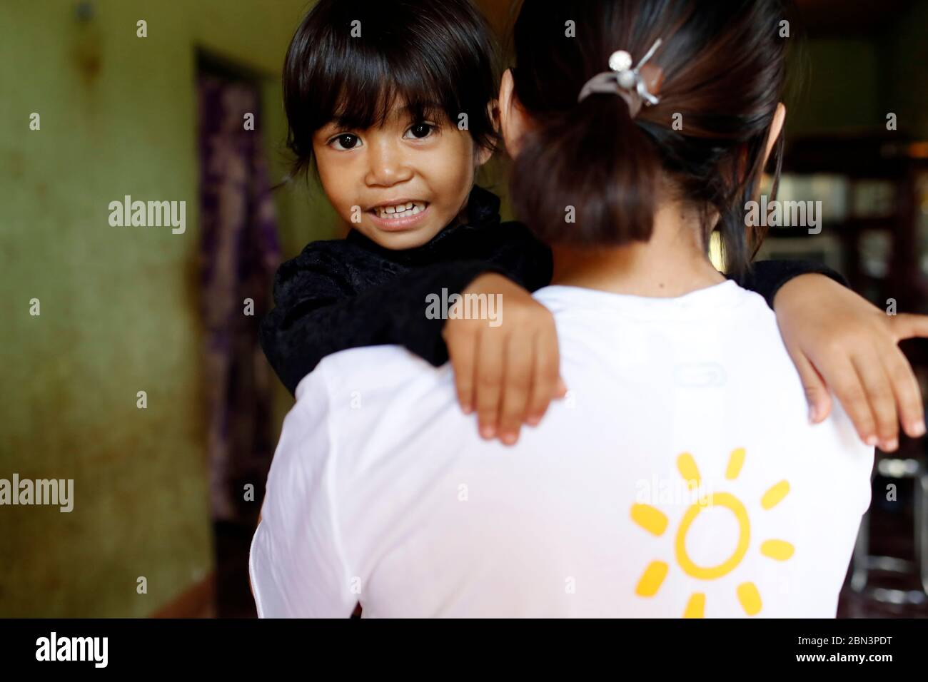 Freiwilliger der französischen NGO Chaine de l'Espoir besucht eine Familie. Buon Me Thuot. Vietnam. Stockfoto