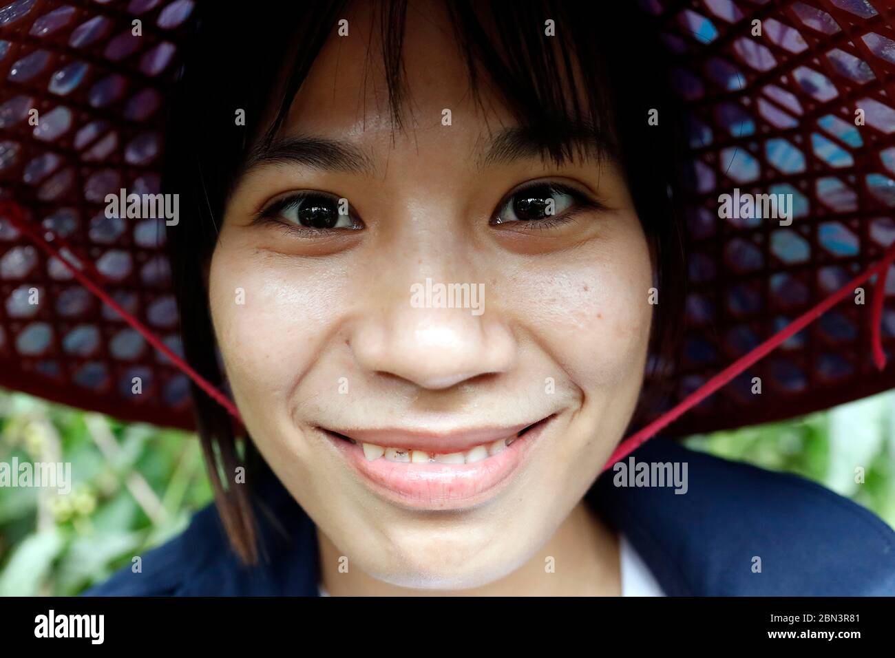Vietnamesische Frau mit traditionellen konischen Hut. Stockfoto