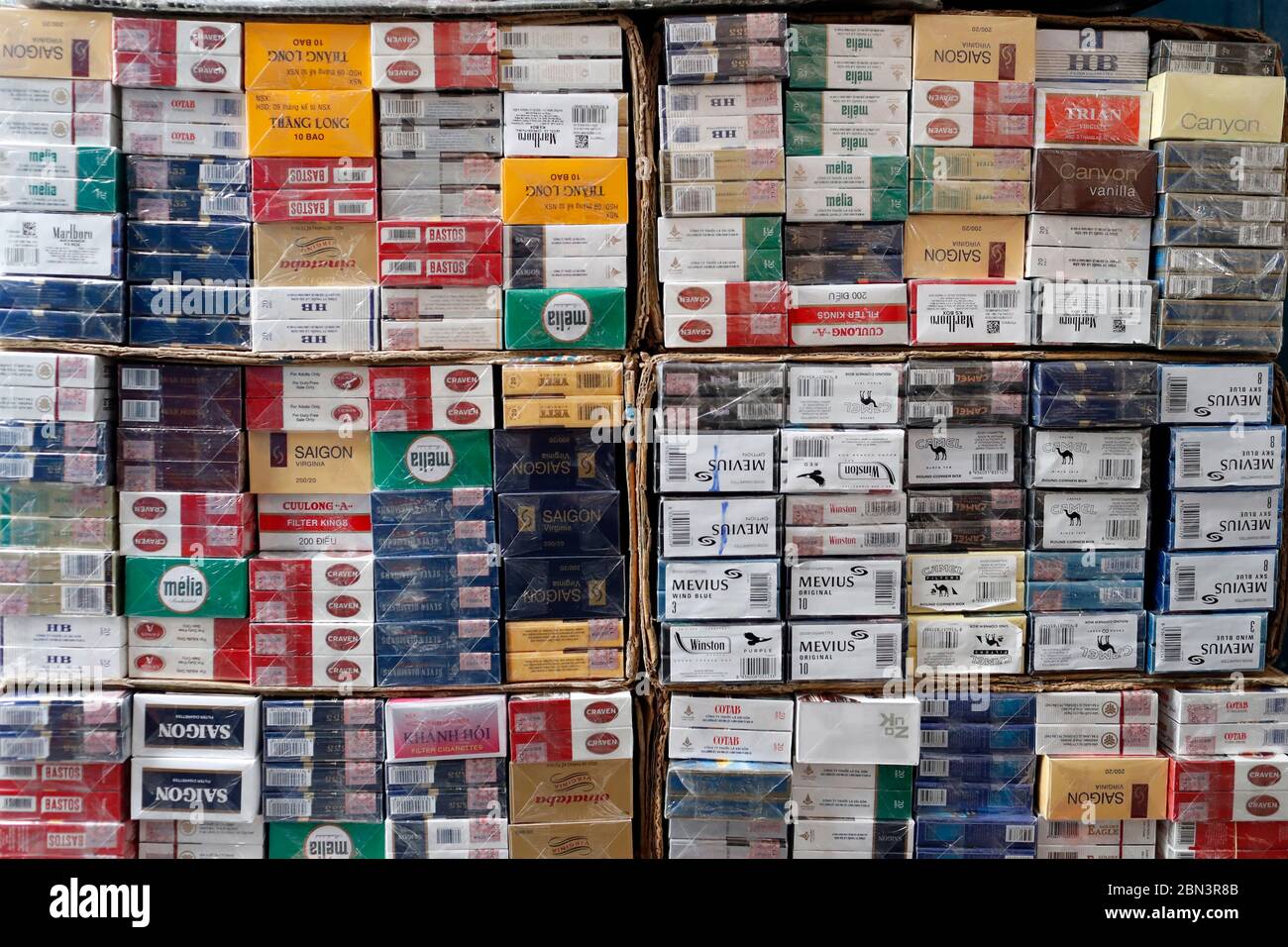 Zigaretten und Tabak zum Verkauf auf der Straße. Vietnam. Stockfoto