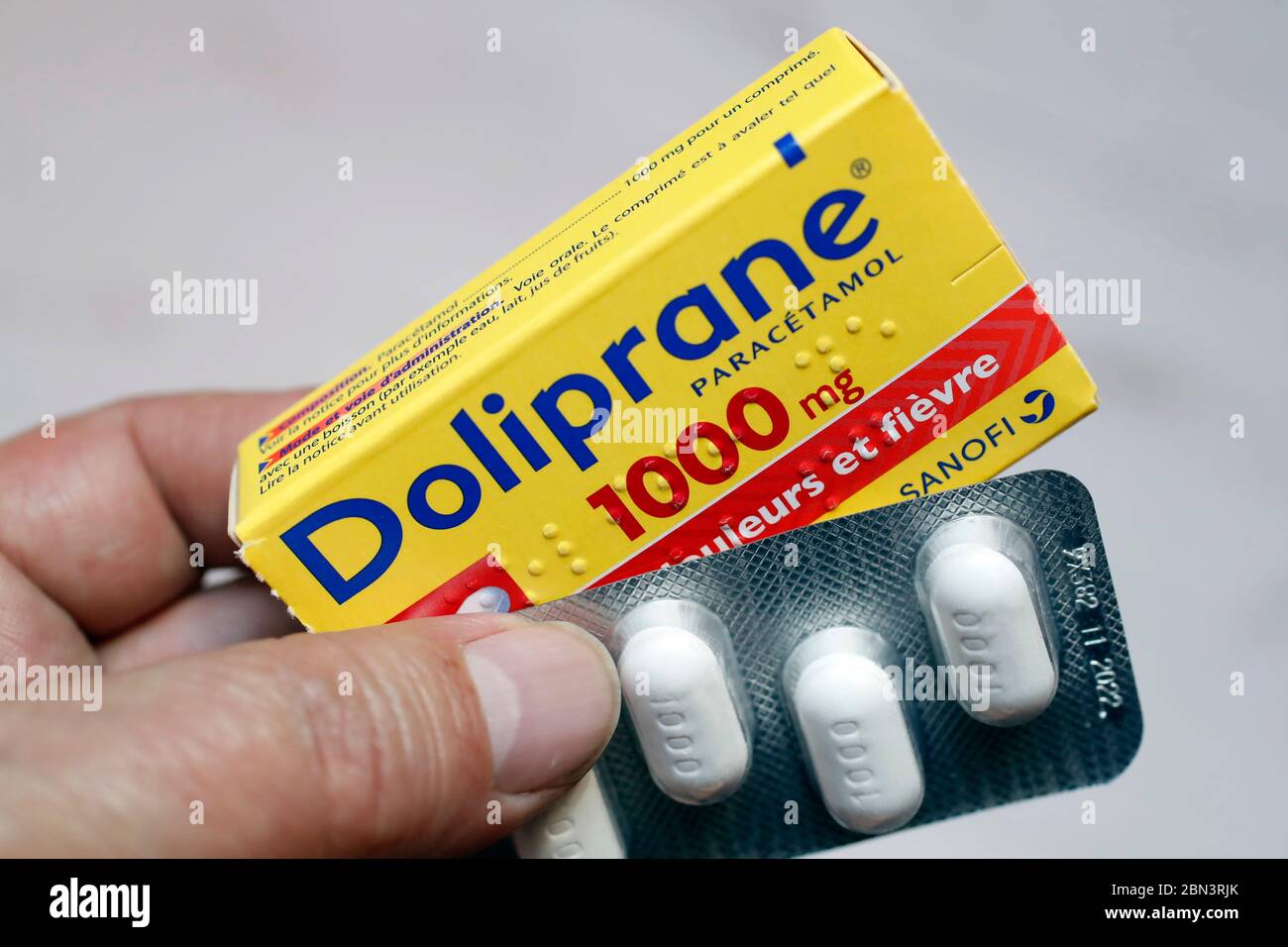 Coronavirus (COVID-19)-Epidemie. Paracetamol ist ein Medikament, das zur Behandlung von Schmerzen und Fieber verwendet wird. Stockfoto