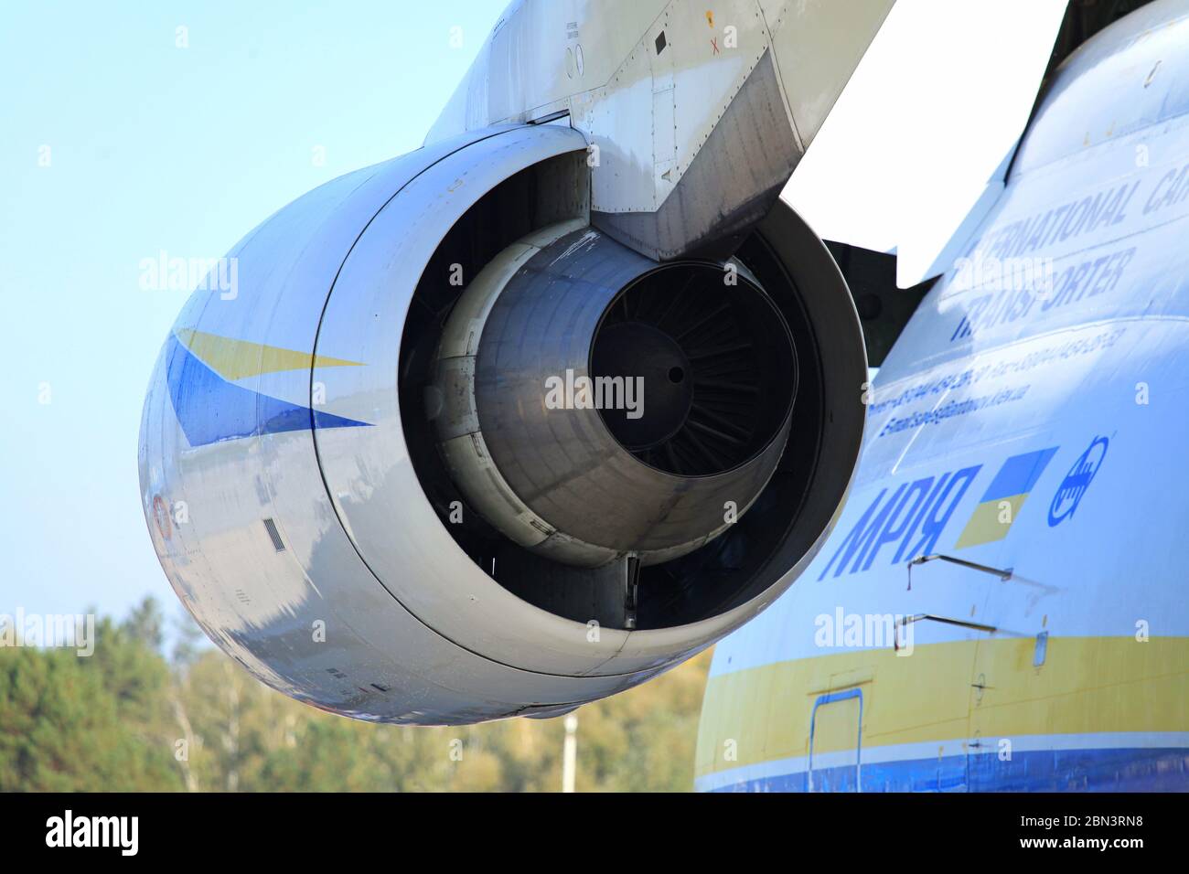 Gostomel, Ukraine - 29. September 2012: Der Motor (Turbine) des größten Frachtflugzeugs der Welt, an-225 (Mriya). Das größte, schwere Flugzeug Stockfoto