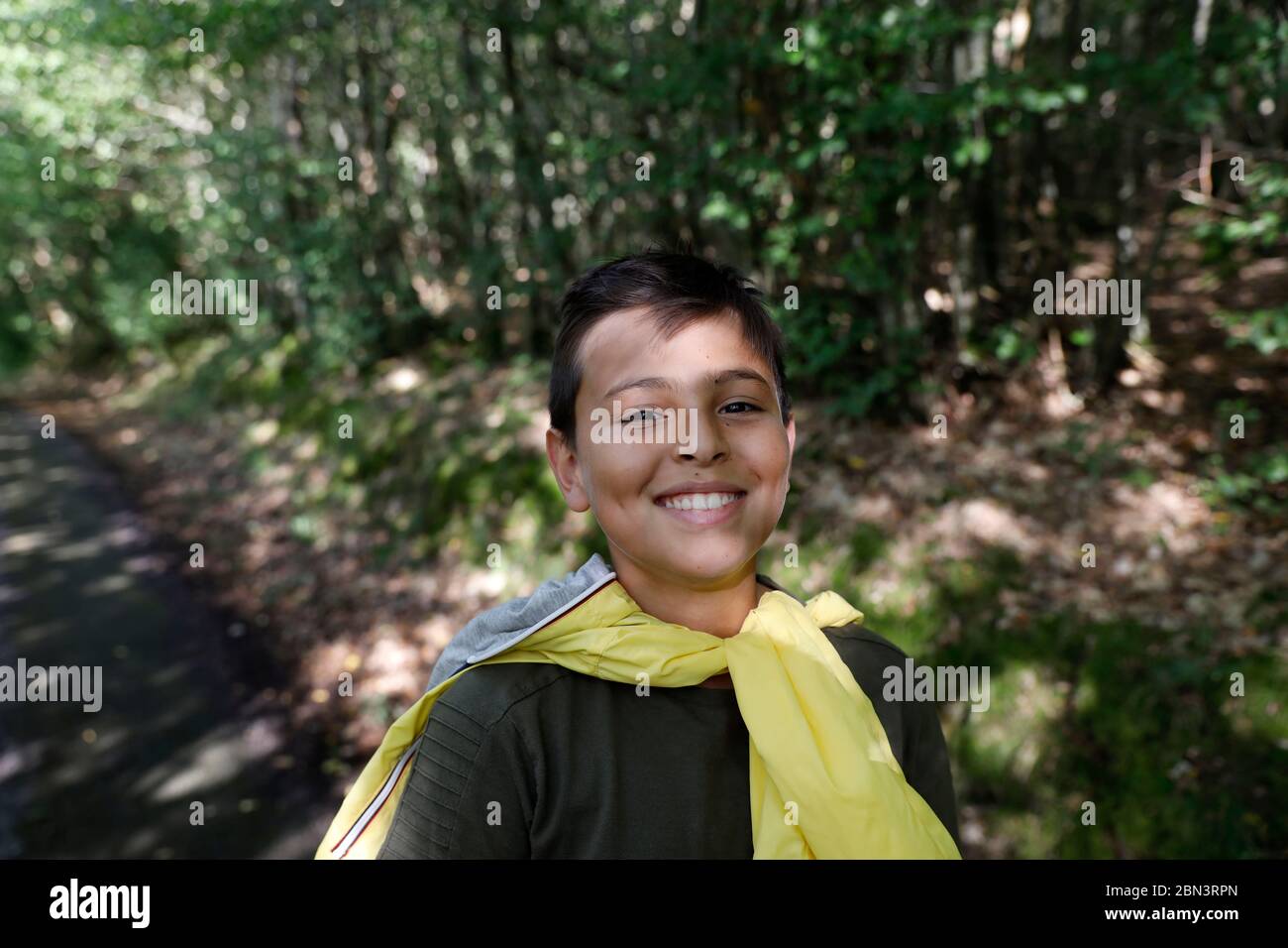 14-jähriger Junge, der in Eure, Frankreich, durch einen Wald spazierengeht. Stockfoto