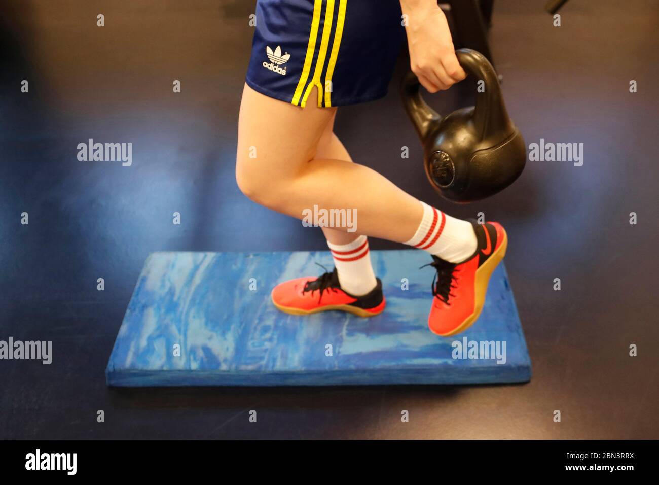 Health Club Run & Sens. Frau, die mit Gewichten trainiert. Frankreich. Stockfoto