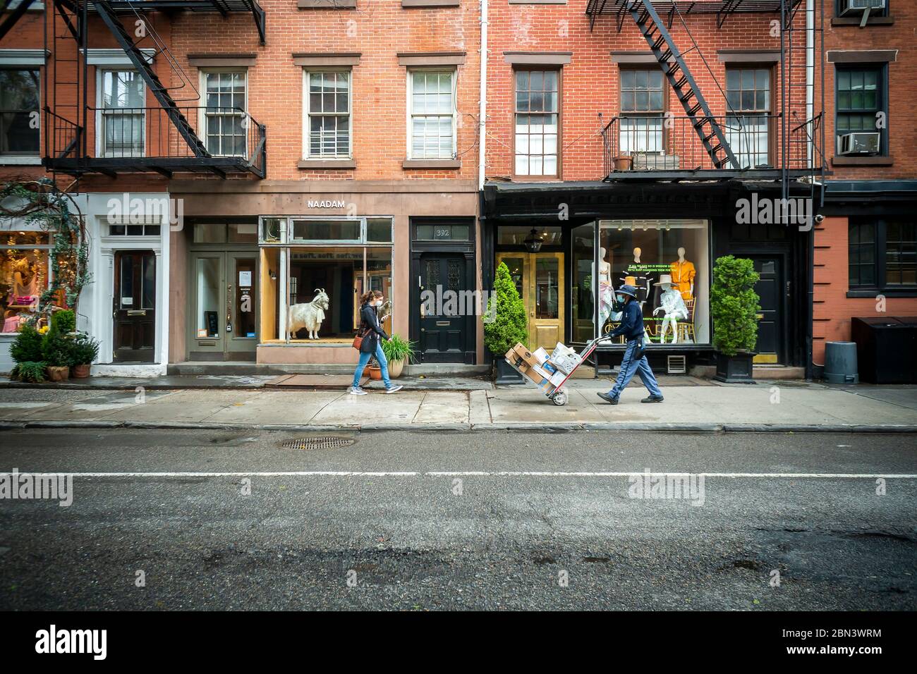 Am Freitag, 1. Mai 2020, sind in der Bleecker Street in Greenwich Village in New York geschlossene Geschäfte. (© Richard B. Levine) Stockfoto