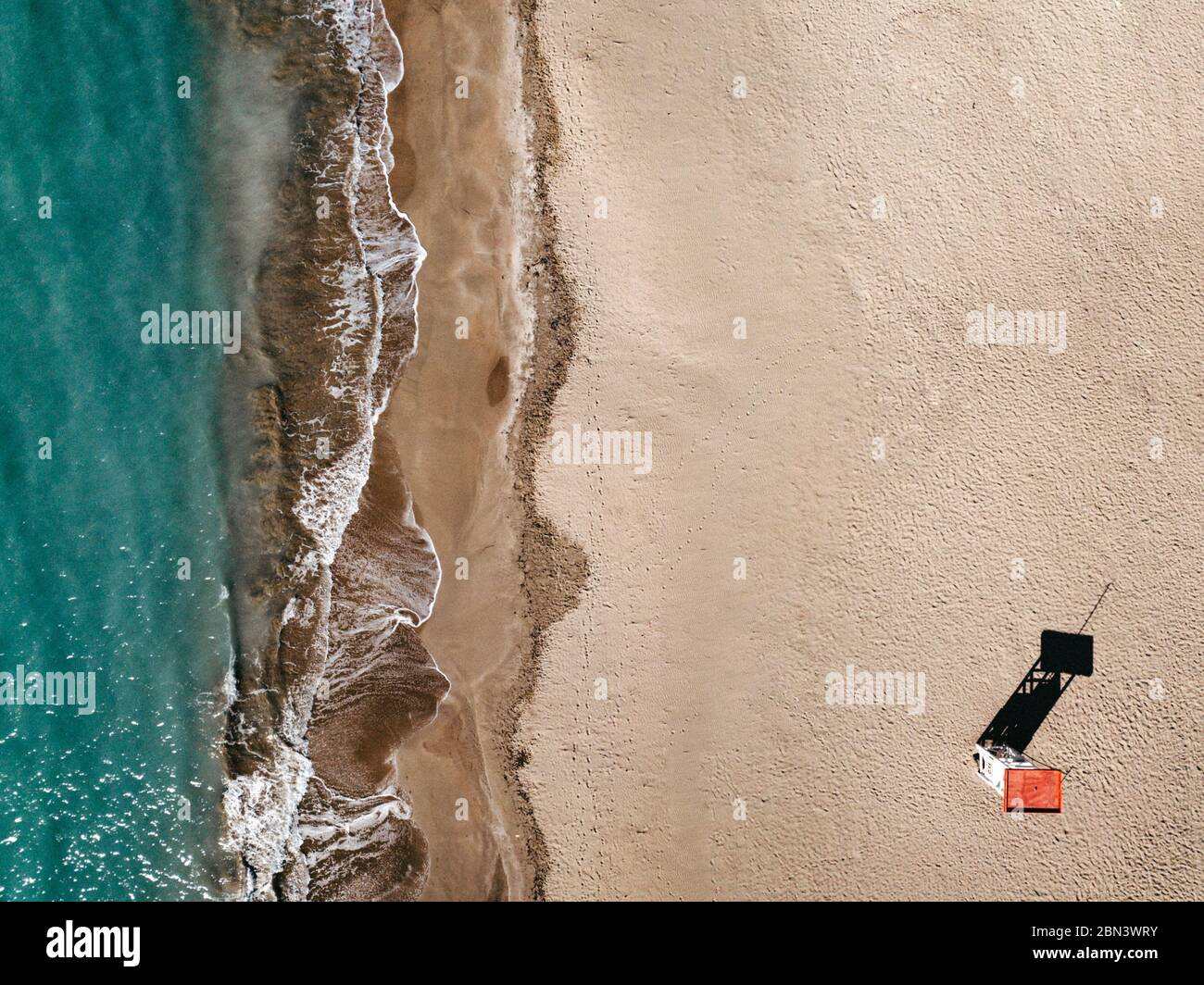 Areal Draufsicht auf Sandstrand und Rettungsschwimmerturm auf der Insel Mallorca Mittelmeer Port Adriano. Port Adriano, Palma De Mallorca Stockfoto