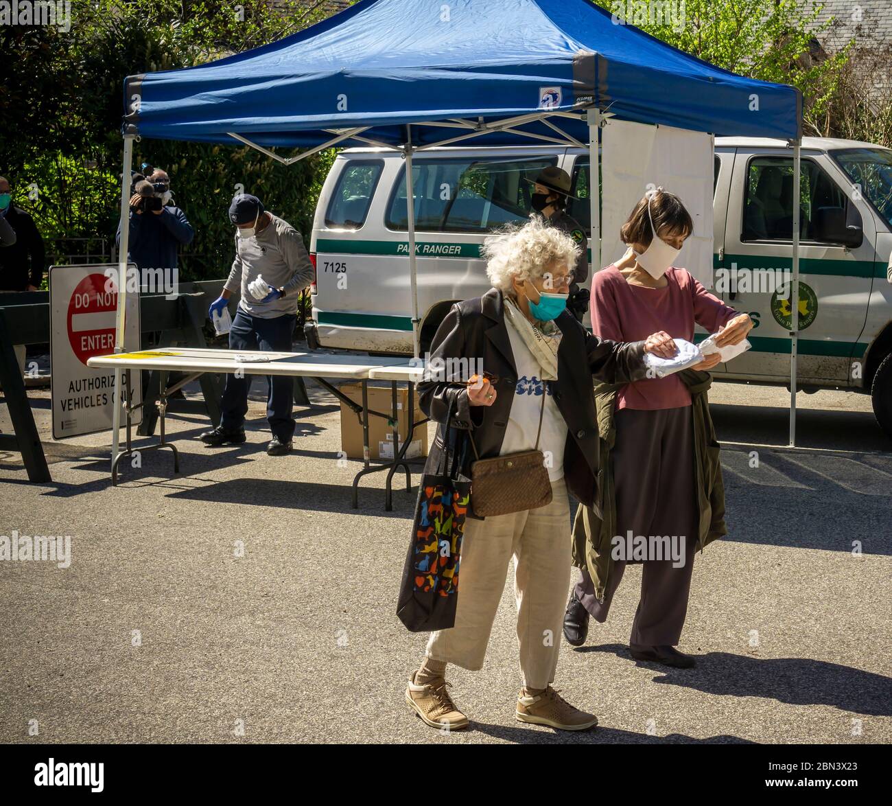 Hunderte von Menschen stellen sich im Central Park an, um am Samstag, den 2. Mai 2020, von New York kostenlos ausgeteilt zu werden. New York verlosen 100,000 Masken in 10 Parks, die sich über die fünf Bezirke verteilen. (© Richard B. Levine) Stockfoto