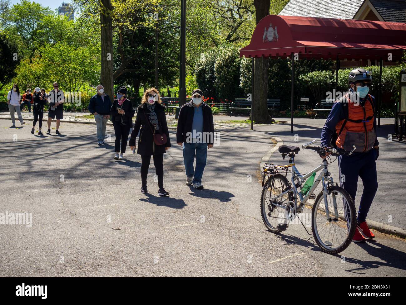 Hunderte von Menschen stellen sich im Central Park an, um am Samstag, den 2. Mai 2020, von New York kostenlos ausgeteilt zu werden. New York verlosen 100,000 Masken in 10 Parks, die sich über die fünf Bezirke verteilen. (© Richard B. Levine) Stockfoto