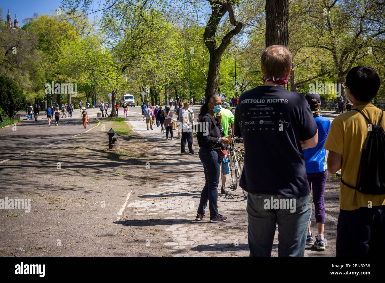 Hunderte von Menschen stellen sich im Central Park an, um am Samstag, den 2. Mai 2020, von New York kostenlos ausgeteilt zu werden. New York verlosen 100,000 Masken in 10 Parks, die sich über die fünf Bezirke verteilen. (© Richard B. Levine) Stockfoto