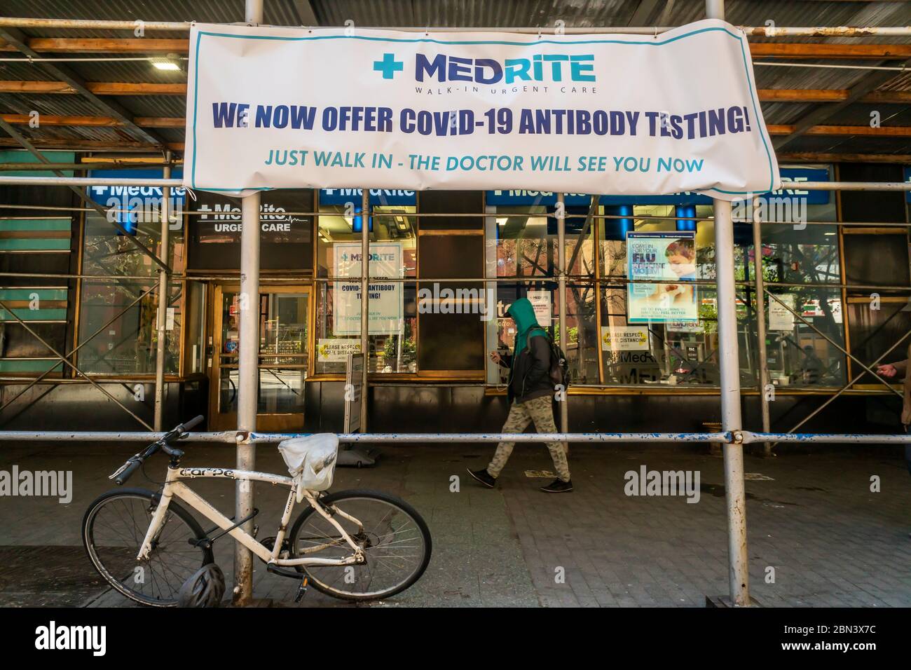 Eine Zweigstelle von Medrite Urgent Care wirbt damit, dass sie nun die COVID-19 Antikörpertests anbietet, die am Samstag, den 2. Mai 2020 zu sehen sind. (© Richard B. Levine) Stockfoto