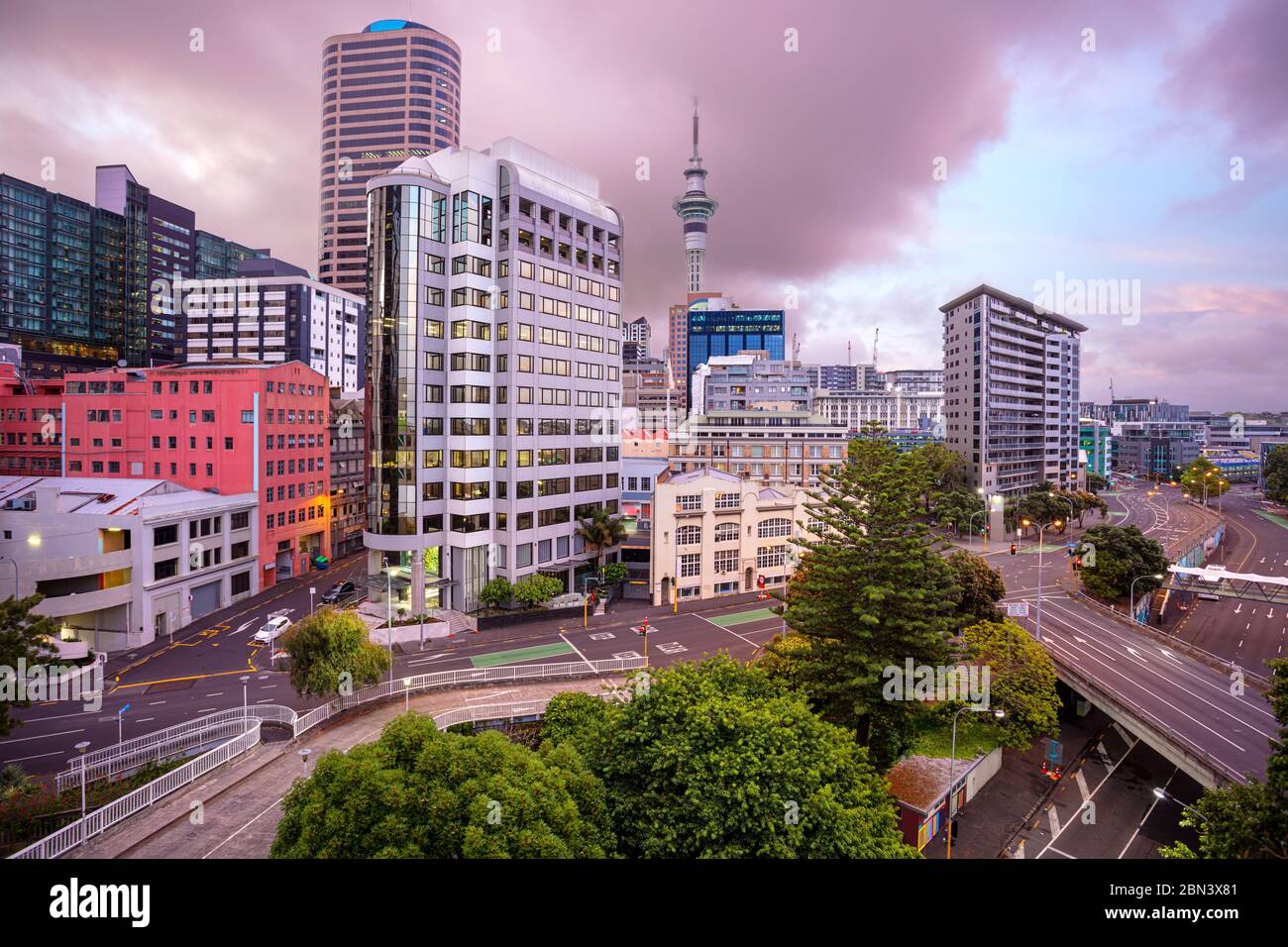 Auckland. Luftaufnahme der Skyline von Auckland, Neuseeland bei Sonnenaufgang im Sommer. Stockfoto