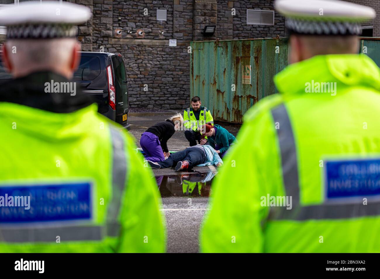 PONTYPRIDD, GROSSBRITANNIEN. Die Krankenschwestern bekamen einen Vorgeschmack auf das Leben an vorderster Front, als sie zusammen mit Gwent Polizeibeamten und Mitgliedern der anderen Rettungsdienste an einer Trainingsübung arbeiteten, die einen schweren Verkehrsunfall auf dem Glyntaff-Campus der Universität von South Wales simuliert. Foto © Matthew Lofthouse - Freelance Photographer. Auftrag von Gwent Police. 21/03/2018. Stockfoto