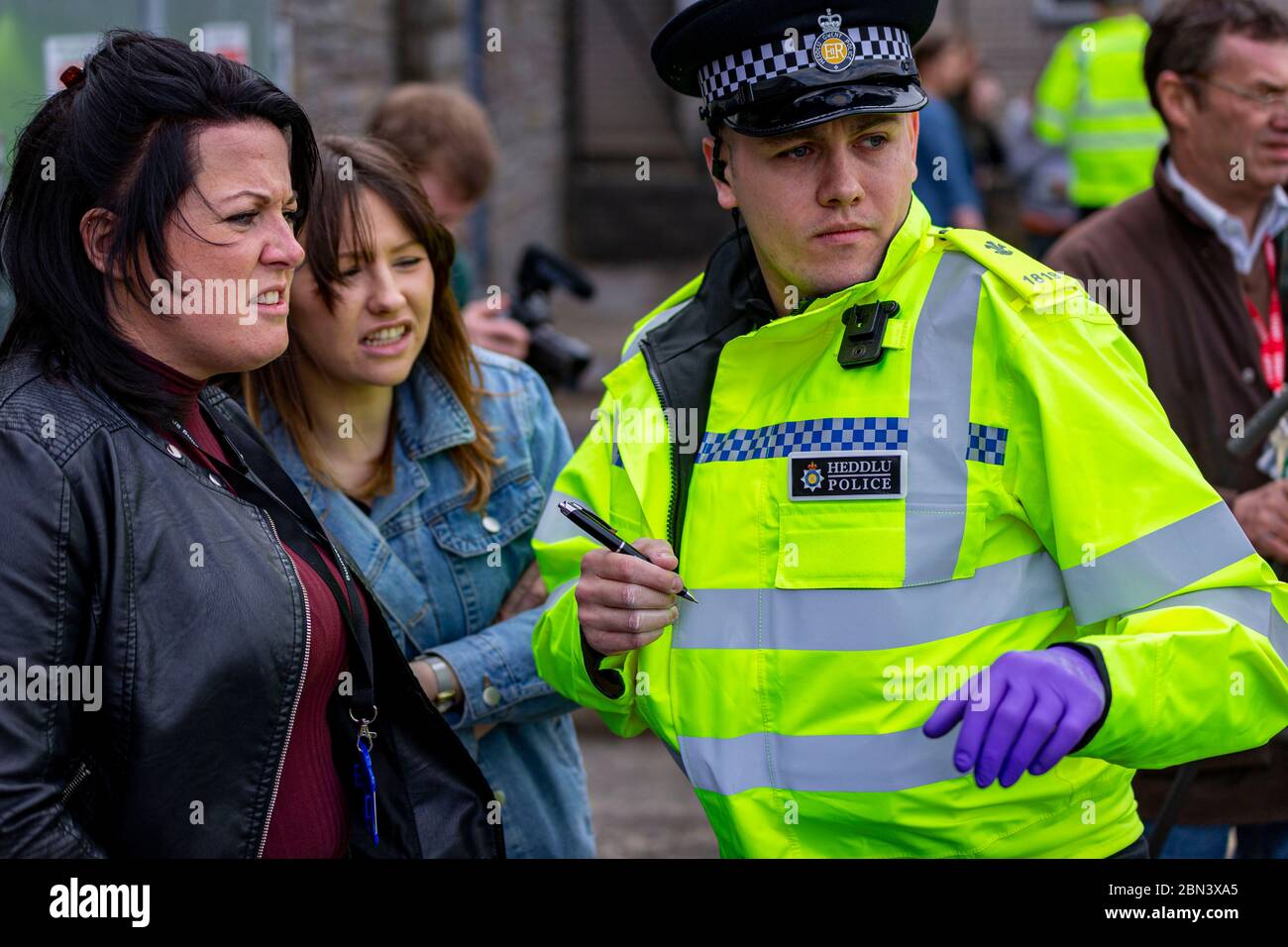 PONTYPRIDD, GROSSBRITANNIEN. Die Krankenschwestern bekamen einen Vorgeschmack auf das Leben an vorderster Front, als sie zusammen mit Gwent Polizeibeamten und Mitgliedern der anderen Rettungsdienste an einer Trainingsübung arbeiteten, die einen schweren Verkehrsunfall auf dem Glyntaff-Campus der Universität von South Wales simuliert. Foto © Matthew Lofthouse - Freelance Photographer. Auftrag von Gwent Police. 21/03/2018. Stockfoto