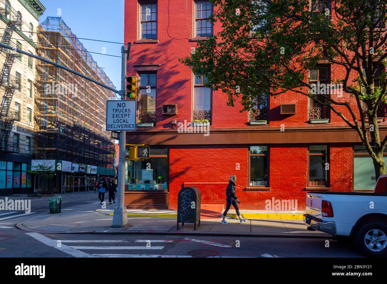 Menschen draußen im Stadtteil Greenwich Village in New York am Sonntag, den 10. Mai 2020. (© Richard B. Levine) Stockfoto