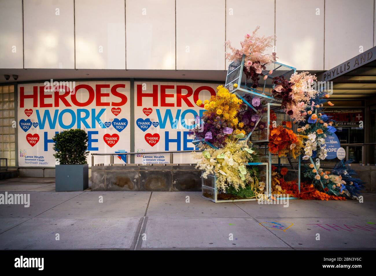 Schilder danken Gesundheitsarbeitern und ein Muttertag Blumenarrangement schmücken den Eingang zur Lenox Hill Northwell dringend Care Einrichtung in Greenwich Village in New York am Sonntag, 10. Mai 2020. (© Richard B. Levine) Stockfoto