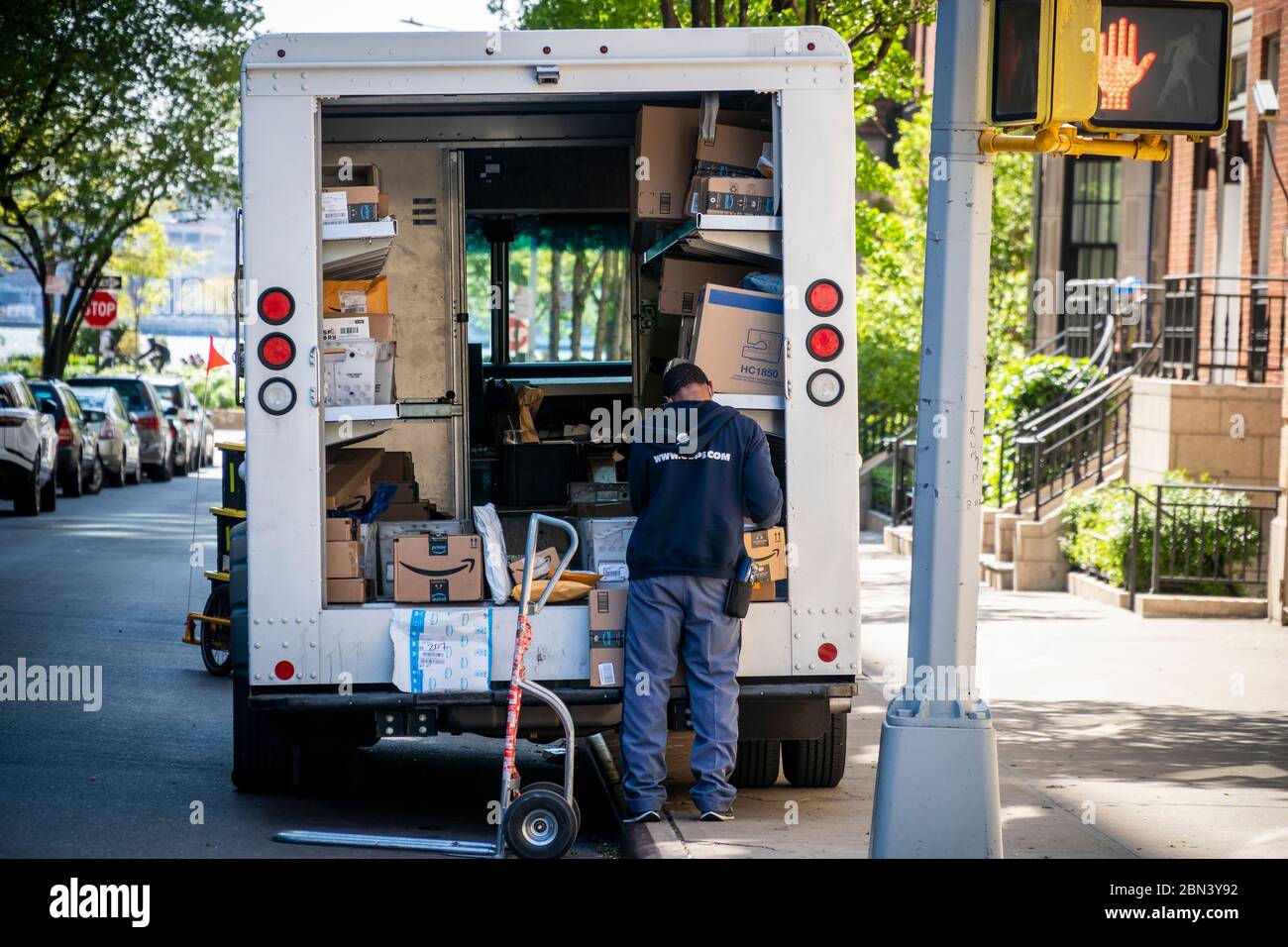 USPS-Arbeiter sortiert Pakete im Stadtteil Greenwich Village in New York am Sonntag, den 10. Mai 2020. (© Richard B. Levine) Stockfoto