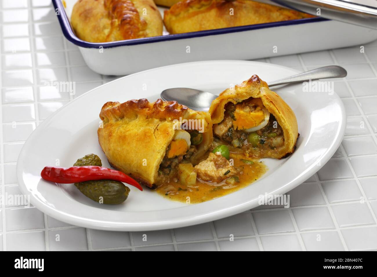 Hausgemachte Saltena, Empanada mit einer saftigen Füllung, bolivianische Frühstück Stockfoto