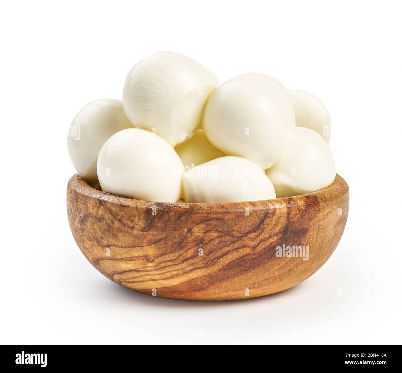 Mozzarella Kugeln in Holzschale isoliert auf weißem Hintergrund. Stockfoto