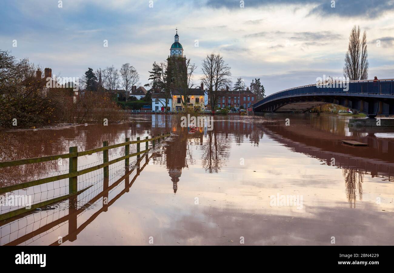 Das Hochwasser in Upton on Severn mit dem Pepper Pot Tower, Brücke und beleuchteten öffentlichen Häusern, Worcestershire, Enlgand Stockfoto